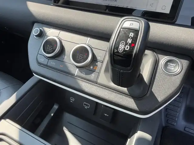 ランドローバー ランドローバー ディフェンダー 110SE 徳島県 2021(令3)年 3.1万km 黒 純正ナビ/全方位カメラ/デジタルインナーミラー/サンルーフ/純正20インチアルミホイール/衝突被害軽減システム/クルーズコントロール/レーンキープアシスト/前後コーナーセンサー/LEDヘッドライト/オートマチックハイビーム/オートライト/レザーシート/レザーステアリング/サイドステップ/社外前後ドライブレコーダー/社外レーダー探知機/USB・typeC端子/スマートキー/スペアキー