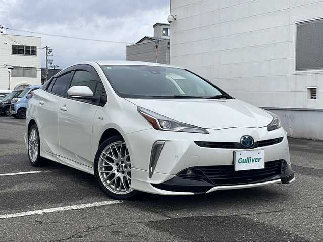 トヨタ プリウス S 福井県 2019(平31)年 6.5万km ホワイトパールクリスタルシャイン 登録時走行距離64373ｋｍ/４WD/社外メモリナビゲーション/（CD/DVD/BD/BT）/フルセグテレビ/バックカメラ/プリクラッシュセーフティ/レーンキープアシスト/アダプティブクルーズコントロール/TRDエアロ/（フロント/リアアンダー）/BBS18インチアルミホイール/クリアランスソナー/ドライブレコーダー/ETC/ステアリングリモコン/オートリトラミラー/LEDヘッドライト/LEDフォグランプ/プッシュスタート/スマートキー/保証書/取扱説明書