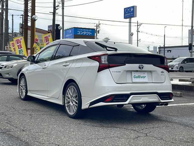 トヨタ プリウス S 福井県 2019(平31)年 6.5万km ホワイトパールクリスタルシャイン 登録時走行距離64373ｋｍ/４WD/社外メモリナビゲーション/（CD/DVD/BD/BT）/フルセグテレビ/バックカメラ/プリクラッシュセーフティ/レーンキープアシスト/アダプティブクルーズコントロール/TRDエアロ/（フロント/リアアンダー）/BBS18インチアルミホイール/クリアランスソナー/ドライブレコーダー/ETC/ステアリングリモコン/オートリトラミラー/LEDヘッドライト/LEDフォグランプ/プッシュスタート/スマートキー/保証書/取扱説明書