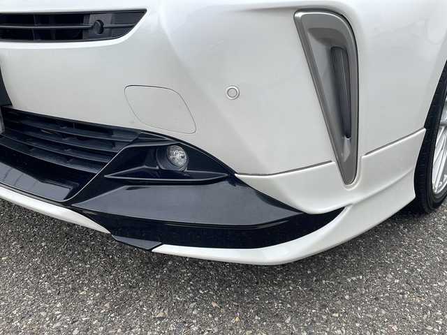 トヨタ プリウス S 福井県 2019(平31)年 6.5万km ホワイトパールクリスタルシャイン 登録時走行距離64373ｋｍ/４WD/社外メモリナビゲーション/（CD/DVD/BD/BT）/フルセグテレビ/バックカメラ/プリクラッシュセーフティ/レーンキープアシスト/アダプティブクルーズコントロール/TRDエアロ/（フロント/リアアンダー）/BBS18インチアルミホイール/クリアランスソナー/ドライブレコーダー/ETC/ステアリングリモコン/オートリトラミラー/LEDヘッドライト/LEDフォグランプ/プッシュスタート/スマートキー/保証書/取扱説明書