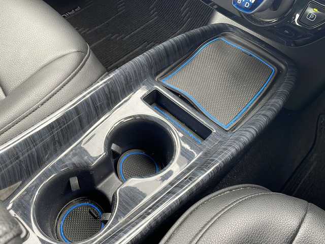 トヨタ プリウス S 福井県 2019(平31)年 6.5万km ホワイトパールクリスタルシャイン 登録時走行距離64373ｋｍ/４WD/社外メモリナビゲーション/（CD/DVD/BD/BT）/フルセグテレビ/バックカメラ/プリクラッシュセーフティ/レーンキープアシスト/アダプティブクルーズコントロール/TRDエアロ/（フロント/リアアンダー）/BBS18インチアルミホイール/クリアランスソナー/ドライブレコーダー/ETC/ステアリングリモコン/オートリトラミラー/LEDヘッドライト/LEDフォグランプ/プッシュスタート/スマートキー/保証書/取扱説明書