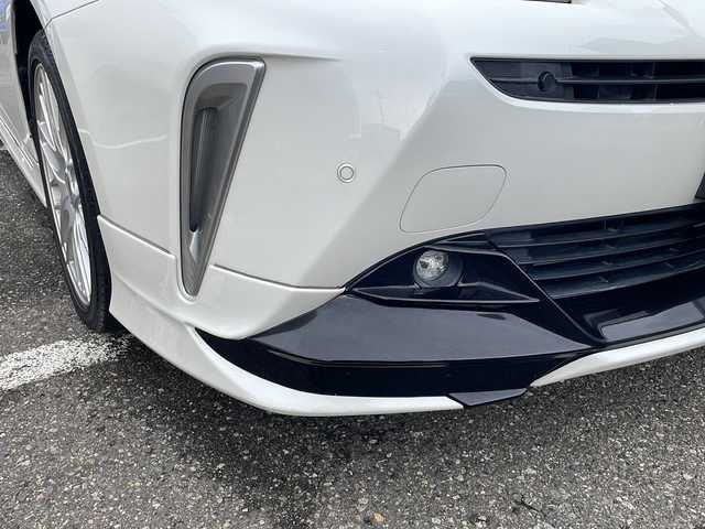 トヨタ プリウス S 福井県 2019(平31)年 6.5万km ホワイトパールクリスタルシャイン 登録時走行距離64373ｋｍ/４WD/社外メモリナビゲーション/（CD/DVD/BD/BT）/フルセグテレビ/バックカメラ/プリクラッシュセーフティ/レーンキープアシスト/アダプティブクルーズコントロール/TRDエアロ/（フロント/リアアンダー）/BBS18インチアルミホイール/クリアランスソナー/ドライブレコーダー/ETC/ステアリングリモコン/オートリトラミラー/LEDヘッドライト/LEDフォグランプ/プッシュスタート/スマートキー/保証書/取扱説明書