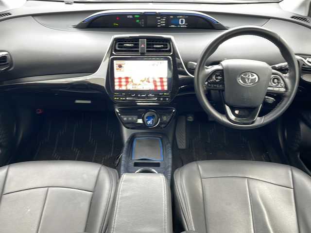 トヨタ プリウス S 岩手県 2019(平31)年 6.5万km ホワイトパールクリスタルシャイン 登録時走行距離64373ｋｍ/４WD/社外メモリナビゲーション/（CD/DVD/BD/BT）/フルセグテレビ/バックカメラ/プリクラッシュセーフティ/レーンキープアシスト/アダプティブクルーズコントロール/TRDエアロ/（フロント/リアアンダー）/BBS18インチアルミホイール/クリアランスソナー/ドライブレコーダー/ETC/ステアリングリモコン/オートリトラミラー/LEDヘッドライト/LEDフォグランプ/プッシュスタート/スマートキー/保証書/取扱説明書