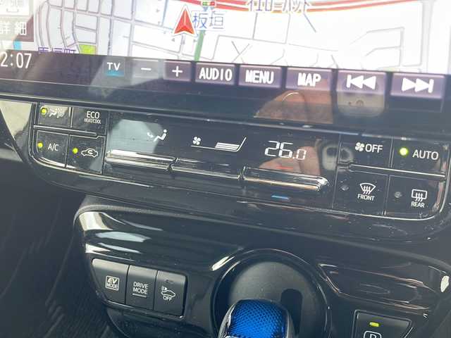 トヨタ プリウス S 岩手県 2019(平31)年 6.5万km ホワイトパールクリスタルシャイン 登録時走行距離64373ｋｍ/４WD/社外メモリナビゲーション/（CD/DVD/BD/BT）/フルセグテレビ/バックカメラ/プリクラッシュセーフティ/レーンキープアシスト/アダプティブクルーズコントロール/TRDエアロ/（フロント/リアアンダー）/BBS18インチアルミホイール/クリアランスソナー/ドライブレコーダー/ETC/ステアリングリモコン/オートリトラミラー/LEDヘッドライト/LEDフォグランプ/プッシュスタート/スマートキー/保証書/取扱説明書