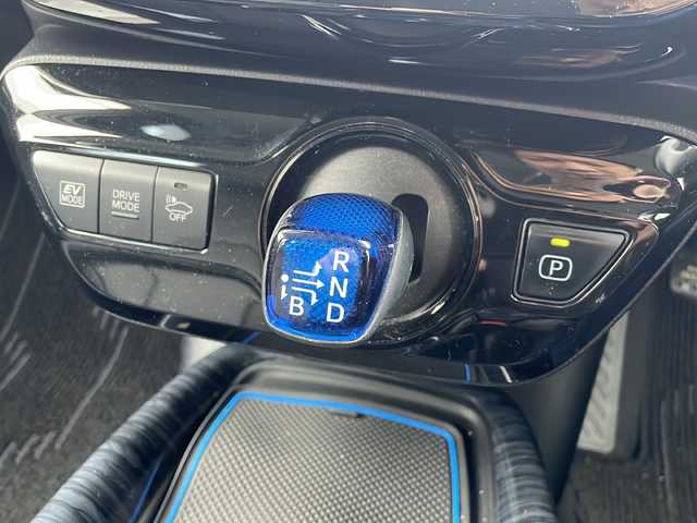 トヨタ プリウス S 岩手県 2019(平31)年 6.5万km ホワイトパールクリスタルシャイン 登録時走行距離64373ｋｍ/４WD/社外メモリナビゲーション/（CD/DVD/BD/BT）/フルセグテレビ/バックカメラ/プリクラッシュセーフティ/レーンキープアシスト/アダプティブクルーズコントロール/TRDエアロ/（フロント/リアアンダー）/BBS18インチアルミホイール/クリアランスソナー/ドライブレコーダー/ETC/ステアリングリモコン/オートリトラミラー/LEDヘッドライト/LEDフォグランプ/プッシュスタート/スマートキー/保証書/取扱説明書