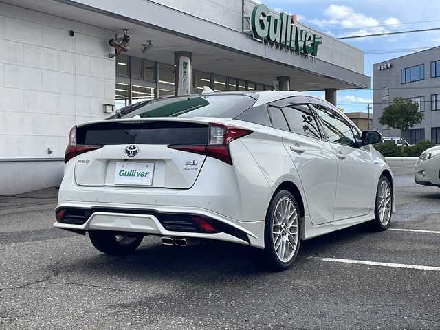 トヨタ プリウス S 岩手県 2019(平31)年 6.5万km ホワイトパールクリスタルシャイン 登録時走行距離64373ｋｍ/４WD/社外メモリナビゲーション/（CD/DVD/BD/BT）/フルセグテレビ/バックカメラ/プリクラッシュセーフティ/レーンキープアシスト/アダプティブクルーズコントロール/TRDエアロ/（フロント/リアアンダー）/BBS18インチアルミホイール/クリアランスソナー/ドライブレコーダー/ETC/ステアリングリモコン/オートリトラミラー/LEDヘッドライト/LEDフォグランプ/プッシュスタート/スマートキー/保証書/取扱説明書