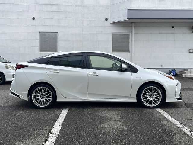 トヨタ プリウス S 岩手県 2019(平31)年 6.5万km ホワイトパールクリスタルシャイン 登録時走行距離64373ｋｍ/４WD/社外メモリナビゲーション/（CD/DVD/BD/BT）/フルセグテレビ/バックカメラ/プリクラッシュセーフティ/レーンキープアシスト/アダプティブクルーズコントロール/TRDエアロ/（フロント/リアアンダー）/BBS18インチアルミホイール/クリアランスソナー/ドライブレコーダー/ETC/ステアリングリモコン/オートリトラミラー/LEDヘッドライト/LEDフォグランプ/プッシュスタート/スマートキー/保証書/取扱説明書