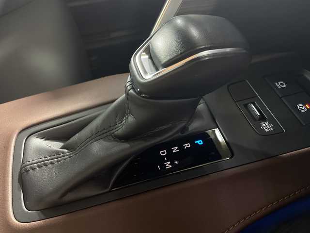 トヨタ ハリアー G 神奈川県 2023(令5)年 0.9万km プレシャスブラックパール ワンオーナー車/純正8インチディスプレイオーディオコネクトナビ/Bluetooth・AM・FM・フルセグTV・USB・Miracast/デジタルインナーミラー/パワーバックドア/おくだけ充電（ワイヤレス充電）/トヨタセーフティセンス/クルーズコントロール/バックカメラ/スペアタイヤ付/ビルトインETC2.0/運転席パワーシート/ハーフレザーシート/後側ドライブレコーダー/純正18インチアルミホイール/LEDヘッドライト/オートマチックハイビーム/レーンキープアシスト/横滑り防止装置/盗難防止装置/衝突被害軽減システム/保証書/取扱説明書