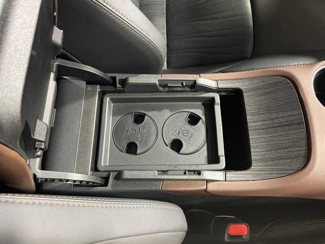 トヨタ ハリアー G 神奈川県 2023(令5)年 0.9万km プレシャスブラックパール ワンオーナー車/純正8インチディスプレイオーディオコネクトナビ/Bluetooth・AM・FM・フルセグTV・USB・Miracast/デジタルインナーミラー/パワーバックドア/おくだけ充電（ワイヤレス充電）/トヨタセーフティセンス/クルーズコントロール/バックカメラ/スペアタイヤ付/ビルトインETC2.0/運転席パワーシート/ハーフレザーシート/後側ドライブレコーダー/純正18インチアルミホイール/LEDヘッドライト/オートマチックハイビーム/レーンキープアシスト/横滑り防止装置/盗難防止装置/衝突被害軽減システム/保証書/取扱説明書