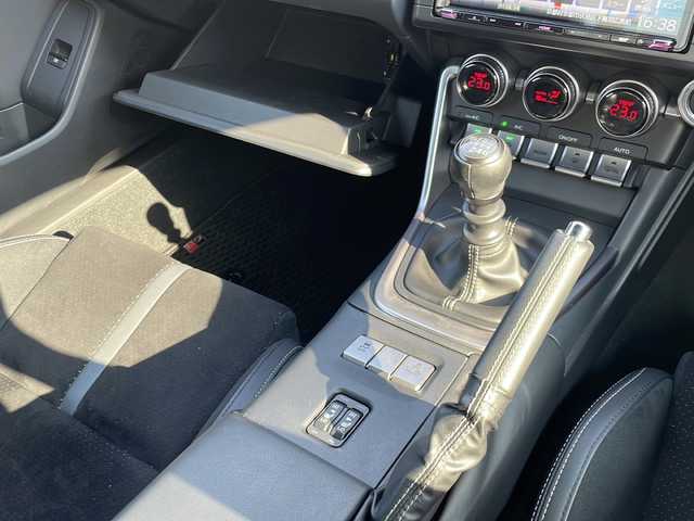 トヨタ ＧＲ８６ RZ 京都府 2022(令4)年 0.6万km クリスタルホワイトパール ６速ＭＴ/９インチＳＤナビ/（MDV-M909HDL）/AM/FM/CD/DVD/iPod/Bluetooth/フルセグＴＶ（走行視聴可能）/バックカメラ/クルーズコントロール/ブラインドスポットモニター/前席シートヒーター/ハーフレザーシート/ＳＲＨ/（ステアリング連動ヘッドランプ）/ＬＥＤヘッドライト/純正アルミホイール/ドライブレコーダー/（DRJ-AN1A）/ETC/オートエアコン/ダブルエアバッグ/スマートキー/プッシュスタート/純正フロアマット/ABS/横滑り防止装置/盗難防止装置/取扱説明書/保証書/整備記録簿/禁煙車