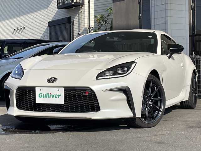 トヨタ ＧＲ８６ RZ 京都府 2022(令4)年 0.6万km クリスタルホワイトパール ６速ＭＴ/９インチＳＤナビ/（MDV-M909HDL）/AM/FM/CD/DVD/iPod/Bluetooth/フルセグＴＶ（走行視聴可能）/バックカメラ/クルーズコントロール/ブラインドスポットモニター/前席シートヒーター/ハーフレザーシート/ＳＲＨ/（ステアリング連動ヘッドランプ）/ＬＥＤヘッドライト/純正アルミホイール/ドライブレコーダー/（DRJ-AN1A）/ETC/オートエアコン/ダブルエアバッグ/スマートキー/プッシュスタート/純正フロアマット/ABS/横滑り防止装置/盗難防止装置/取扱説明書/保証書/整備記録簿/禁煙車