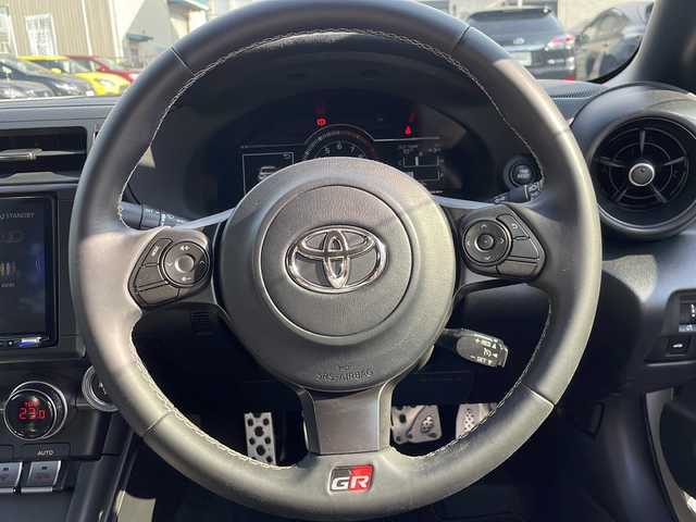 トヨタ ＧＲ８６ RZ 京都府 2022(令4)年 0.6万km クリスタルホワイトパール ６速ＭＴ/９インチＳＤナビ/（MDV-M909HDL）/AM/FM/CD/DVD/iPod/Bluetooth/フルセグＴＶ（走行視聴可能）/バックカメラ/クルーズコントロール/ブラインドスポットモニター/前席シートヒーター/ハーフレザーシート/ＳＲＨ/（ステアリング連動ヘッドランプ）/ＬＥＤヘッドライト/純正アルミホイール/ドライブレコーダー/（DRJ-AN1A）/ETC/オートエアコン/ダブルエアバッグ/スマートキー/プッシュスタート/純正フロアマット/ABS/横滑り防止装置/盗難防止装置/取扱説明書/保証書/整備記録簿/禁煙車