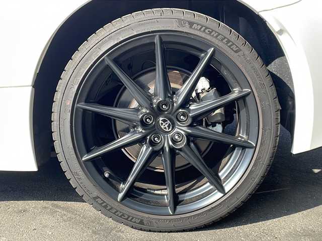 トヨタ ＧＲ８６ RZ 京都府 2022(令4)年 0.6万km クリスタルホワイトパール ６速ＭＴ/９インチＳＤナビ/（MDV-M909HDL）/AM/FM/CD/DVD/iPod/Bluetooth/フルセグＴＶ（走行視聴可能）/バックカメラ/クルーズコントロール/ブラインドスポットモニター/前席シートヒーター/ハーフレザーシート/ＳＲＨ/（ステアリング連動ヘッドランプ）/ＬＥＤヘッドライト/純正アルミホイール/ドライブレコーダー/（DRJ-AN1A）/ETC/オートエアコン/ダブルエアバッグ/スマートキー/プッシュスタート/純正フロアマット/ABS/横滑り防止装置/盗難防止装置/取扱説明書/保証書/整備記録簿/禁煙車