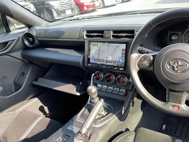トヨタ ＧＲ８６ RZ 京都府 2022(令4)年 0.6万km クリスタルホワイトパール ６速ＭＴ/９インチＳＤナビ/（MDV-M909HDL）/AM/FM/CD/DVD/iPod/Bluetooth/フルセグＴＶ（走行視聴可能）/バックカメラ/クルーズコントロール/ブラインドスポットモニター/前席シートヒーター/ハーフレザーシート/ＳＲＨ/（ステアリング連動ヘッドランプ）/ＬＥＤヘッドライト/純正アルミホイール/ドライブレコーダー/（DRJ-AN1A）/ETC/オートエアコン/ダブルエアバッグ/スマートキー/プッシュスタート/純正フロアマット/ABS/横滑り防止装置/盗難防止装置/取扱説明書/保証書/整備記録簿/禁煙車