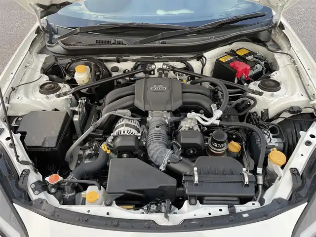 トヨタ ＧＲ８６ RZ 滋賀県 2022(令4)年 0.6万km クリスタルホワイトパール ６速ＭＴ/９インチＳＤナビ/（MDV-M909HDL）/AM/FM/CD/DVD/iPod/Bluetooth/フルセグＴＶ（走行視聴可能）/バックカメラ/クルーズコントロール/ブラインドスポットモニター/前席シートヒーター/ハーフレザーシート/ＳＲＨ/（ステアリング連動ヘッドランプ）/ＬＥＤヘッドライト/純正アルミホイール/ドライブレコーダー/（DRJ-AN1A）/ETC/オートエアコン/ダブルエアバッグ/スマートキー/プッシュスタート/純正フロアマット/ABS/横滑り防止装置/盗難防止装置/取扱説明書/保証書/整備記録簿/禁煙車