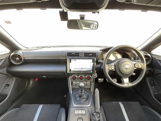 トヨタ ＧＲ８６ RZ 滋賀県 2022(令4)年 0.6万km クリスタルホワイトパール ６速ＭＴ/９インチＳＤナビ/（MDV-M909HDL）/AM/FM/CD/DVD/iPod/Bluetooth/フルセグＴＶ（走行視聴可能）/バックカメラ/クルーズコントロール/ブラインドスポットモニター/前席シートヒーター/ハーフレザーシート/ＳＲＨ/（ステアリング連動ヘッドランプ）/ＬＥＤヘッドライト/純正アルミホイール/ドライブレコーダー/（DRJ-AN1A）/ETC/オートエアコン/ダブルエアバッグ/スマートキー/プッシュスタート/純正フロアマット/ABS/横滑り防止装置/盗難防止装置/取扱説明書/保証書/整備記録簿/禁煙車