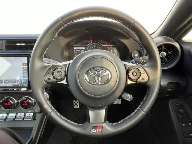 トヨタ ＧＲ８６ RZ 滋賀県 2022(令4)年 0.6万km クリスタルホワイトパール ６速ＭＴ/９インチＳＤナビ/（MDV-M909HDL）/AM/FM/CD/DVD/iPod/Bluetooth/フルセグＴＶ（走行視聴可能）/バックカメラ/クルーズコントロール/ブラインドスポットモニター/前席シートヒーター/ハーフレザーシート/ＳＲＨ/（ステアリング連動ヘッドランプ）/ＬＥＤヘッドライト/純正アルミホイール/ドライブレコーダー/（DRJ-AN1A）/ETC/オートエアコン/ダブルエアバッグ/スマートキー/プッシュスタート/純正フロアマット/ABS/横滑り防止装置/盗難防止装置/取扱説明書/保証書/整備記録簿/禁煙車