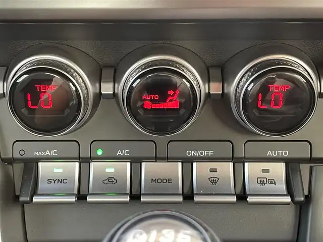 トヨタ ＧＲ８６ RZ 滋賀県 2022(令4)年 0.6万km クリスタルホワイトパール ６速ＭＴ/９インチＳＤナビ/（MDV-M909HDL）/AM/FM/CD/DVD/iPod/Bluetooth/フルセグＴＶ（走行視聴可能）/バックカメラ/クルーズコントロール/ブラインドスポットモニター/前席シートヒーター/ハーフレザーシート/ＳＲＨ/（ステアリング連動ヘッドランプ）/ＬＥＤヘッドライト/純正アルミホイール/ドライブレコーダー/（DRJ-AN1A）/ETC/オートエアコン/ダブルエアバッグ/スマートキー/プッシュスタート/純正フロアマット/ABS/横滑り防止装置/盗難防止装置/取扱説明書/保証書/整備記録簿/禁煙車