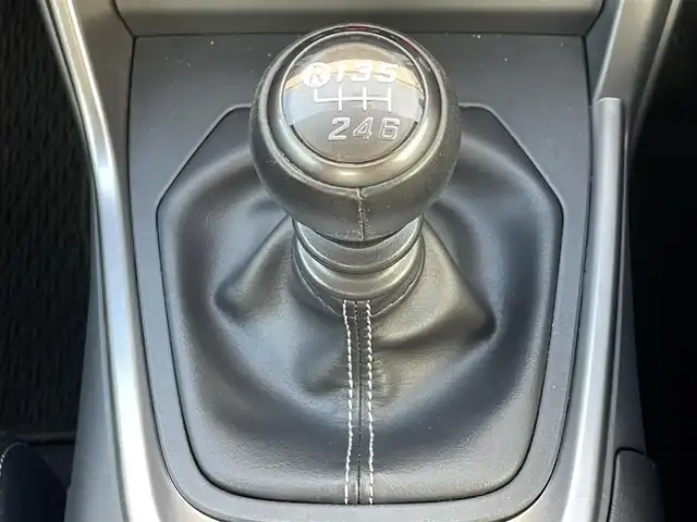 トヨタ ＧＲ８６ RZ 滋賀県 2022(令4)年 0.6万km クリスタルホワイトパール ６速ＭＴ/９インチＳＤナビ/（MDV-M909HDL）/AM/FM/CD/DVD/iPod/Bluetooth/フルセグＴＶ（走行視聴可能）/バックカメラ/クルーズコントロール/ブラインドスポットモニター/前席シートヒーター/ハーフレザーシート/ＳＲＨ/（ステアリング連動ヘッドランプ）/ＬＥＤヘッドライト/純正アルミホイール/ドライブレコーダー/（DRJ-AN1A）/ETC/オートエアコン/ダブルエアバッグ/スマートキー/プッシュスタート/純正フロアマット/ABS/横滑り防止装置/盗難防止装置/取扱説明書/保証書/整備記録簿/禁煙車