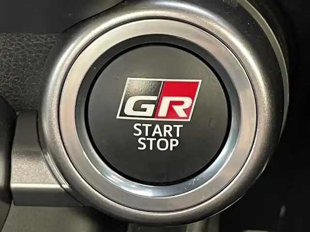 トヨタ ＧＲ８６ RZ 滋賀県 2022(令4)年 0.6万km クリスタルホワイトパール ６速ＭＴ/９インチＳＤナビ/（MDV-M909HDL）/AM/FM/CD/DVD/iPod/Bluetooth/フルセグＴＶ（走行視聴可能）/バックカメラ/クルーズコントロール/ブラインドスポットモニター/前席シートヒーター/ハーフレザーシート/ＳＲＨ/（ステアリング連動ヘッドランプ）/ＬＥＤヘッドライト/純正アルミホイール/ドライブレコーダー/（DRJ-AN1A）/ETC/オートエアコン/ダブルエアバッグ/スマートキー/プッシュスタート/純正フロアマット/ABS/横滑り防止装置/盗難防止装置/取扱説明書/保証書/整備記録簿/禁煙車