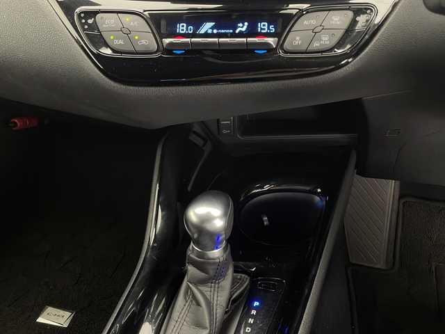 トヨタ Ｃ－ＨＲ G 宮崎県 2017(平29)年 5.9万km ホワイトパールクリスタルシャイン 純正9インチメモリーナビ/ CD DVD BTオーディオ フルセグTV HDMI/バックカメラ/レーダークルーズコントロール/電子オートパーキング/ブラインドスポットモニター/クリアランスソナー /プリクラッシュセーフティ/レーンアシスト/LEDヘッドライト/LEDフォグライト/前席シートヒーター/純正フロアマット/ビルトインETC