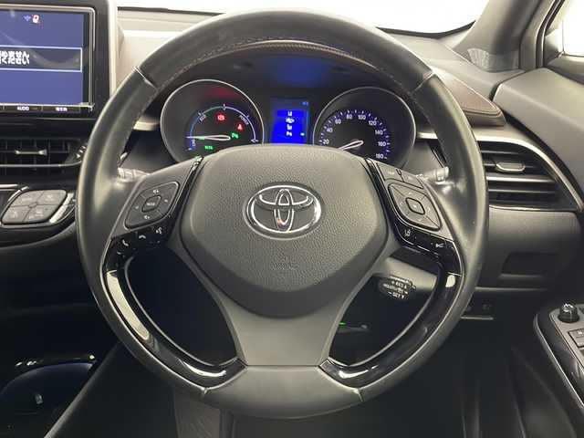 トヨタ Ｃ－ＨＲ G 宮崎県 2017(平29)年 6万km ホワイトパールクリスタルシャイン 禁煙車/純正9インチメモリーナビ/（NSZT-Y66T/CD/DVD/Bluetooth/フルセグTV）/純正バックカメラ/純正ビルトインETC/純正LEDオートライト/純正LEDフォグ/純正18インチアルミ/純正フロアマット/プリクラッシュセーフティ/アダプティブクルーズコントロール/レーンディパーチャーアラート/オートマチックハイビーム/ブラインドスポットモニター/クリアランスソナー/電子パーキング/オートホールド/デュアルオートエアコン/ハーフレザーシート/前席シートヒーター/本革巻ハンドル/スマートキー/プッシュエンジンスタート/新車時保証書/取扱い説明書