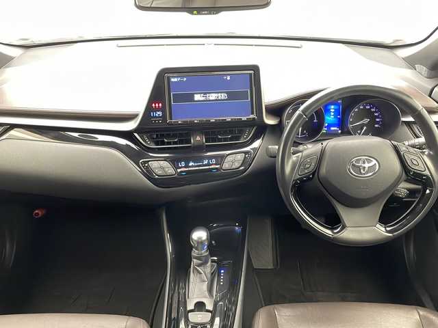 トヨタ Ｃ－ＨＲ G 宮崎県 2017(平29)年 6万km ホワイトパールクリスタルシャイン 禁煙車/純正9インチメモリーナビ/（NSZT-Y66T/CD/DVD/Bluetooth/フルセグTV）/純正バックカメラ/純正ビルトインETC/純正LEDオートライト/純正LEDフォグ/純正18インチアルミ/純正フロアマット/プリクラッシュセーフティ/アダプティブクルーズコントロール/レーンディパーチャーアラート/オートマチックハイビーム/ブラインドスポットモニター/クリアランスソナー/電子パーキング/オートホールド/デュアルオートエアコン/ハーフレザーシート/前席シートヒーター/本革巻ハンドル/スマートキー/プッシュエンジンスタート/新車時保証書/取扱い説明書