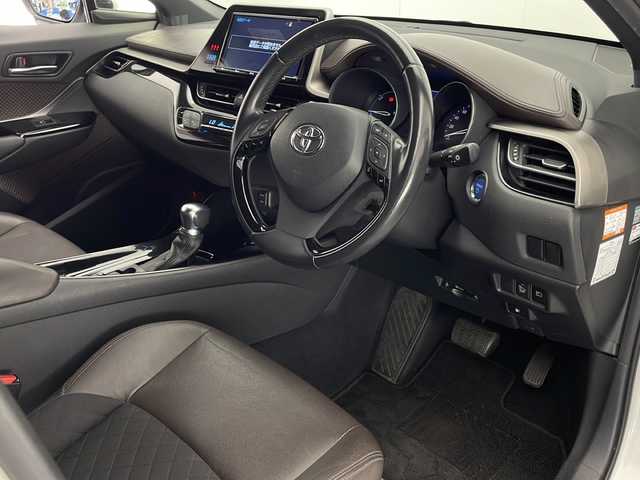 トヨタ Ｃ－ＨＲ G 宮崎県 2017(平29)年 6万km ホワイトパールクリスタルシャイン 禁煙車/純正9インチメモリーナビ/（NSZT-Y66T/CD/DVD/Bluetooth/フルセグTV）/純正バックカメラ/純正ビルトインETC/純正LEDオートライト/純正LEDフォグ/純正18インチアルミ/純正フロアマット/プリクラッシュセーフティ/アダプティブクルーズコントロール/レーンディパーチャーアラート/オートマチックハイビーム/ブラインドスポットモニター/クリアランスソナー/電子パーキング/オートホールド/デュアルオートエアコン/ハーフレザーシート/前席シートヒーター/本革巻ハンドル/スマートキー/プッシュエンジンスタート/新車時保証書/取扱い説明書