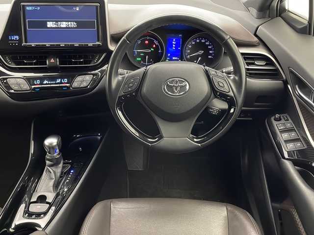 トヨタ Ｃ－ＨＲ G 宮崎県 2017(平29)年 6万km ホワイトパールクリスタルシャイン 禁煙車/純正9インチメモリーナビ/（NSZT-Y66T/CD/DVD/Bluetooth/フルセグTV）/純正バックカメラ/純正ビルトインETC/純正LEDオートライト/純正LEDフォグ/純正18インチアルミ/純正フロアマット/プリクラッシュセーフティ/アダプティブクルーズコントロール/レーンディパーチャーアラート/オートマチックハイビーム/ブラインドスポットモニター/クリアランスソナー/電子パーキング/オートホールド/デュアルオートエアコン/ハーフレザーシート/前席シートヒーター/本革巻ハンドル/スマートキー/プッシュエンジンスタート/新車時保証書/取扱い説明書