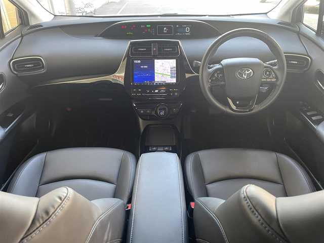 トヨタ プリウス A ツーリングセレクション 静岡県 2020(令2)年 3.3万km アティチュードブラックマイカ ワンオーナー/合皮シート/運転席パワーシート/前席シートヒーター/ALPINE9型ナビ〈X9NX〉/・DVD／Bluetooth／地デジTV/バックカメラ/ヘッドアップディスプレイ/TOYOTA SAFETY SENSE/・プリクラッシュセーフティ/・レーントレーシングアシスト/・オートマチックハイビーム/・レーダークルーズコントロール/・ロードサインアシスト/・先行車発進告知/ブラインドスポットモニター/インテリジェントソナー/シンプルインテリジェントパーキングアシスト/LEDヘッドライト/ビルトインETC/純正17インチAW/スマートキー