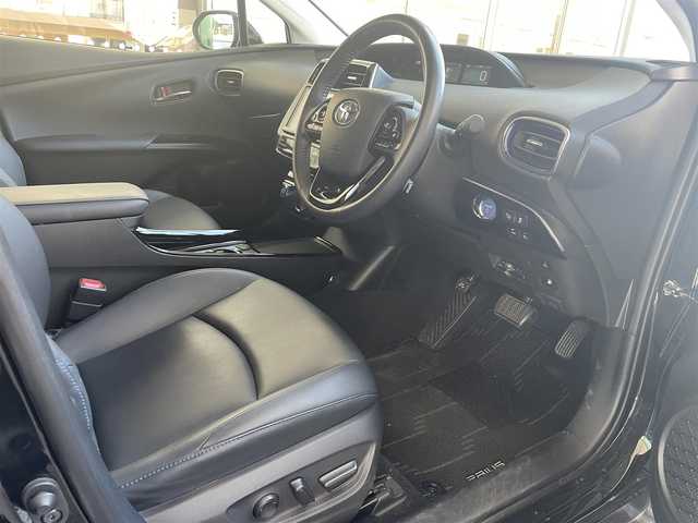 トヨタ プリウス A ツーリングセレクション 静岡県 2020(令2)年 3.3万km アティチュードブラックマイカ ワンオーナー/合皮シート/運転席パワーシート/前席シートヒーター/ALPINE9型ナビ〈X9NX〉/・DVD／Bluetooth／地デジTV/バックカメラ/ヘッドアップディスプレイ/TOYOTA SAFETY SENSE/・プリクラッシュセーフティ/・レーントレーシングアシスト/・オートマチックハイビーム/・レーダークルーズコントロール/・ロードサインアシスト/・先行車発進告知/ブラインドスポットモニター/インテリジェントソナー/シンプルインテリジェントパーキングアシスト/LEDヘッドライト/ビルトインETC/純正17インチAW/スマートキー