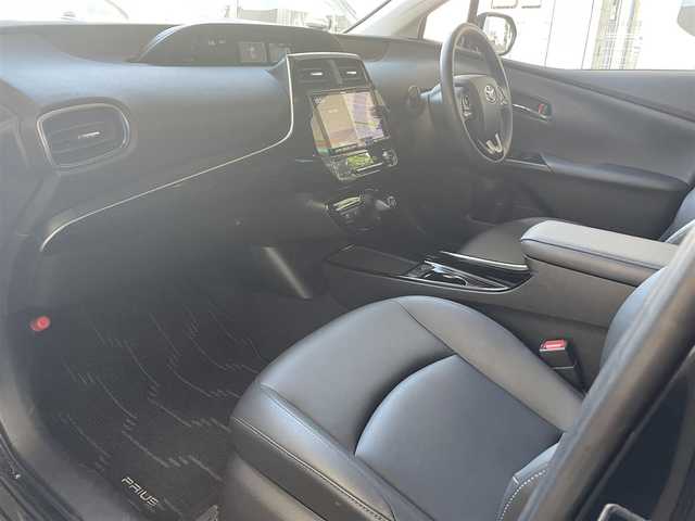 トヨタ プリウス A ツーリングセレクション 静岡県 2020(令2)年 3.3万km アティチュードブラックマイカ ワンオーナー/合皮シート/運転席パワーシート/前席シートヒーター/ALPINE9型ナビ〈X9NX〉/・DVD／Bluetooth／地デジTV/バックカメラ/ヘッドアップディスプレイ/TOYOTA SAFETY SENSE/・プリクラッシュセーフティ/・レーントレーシングアシスト/・オートマチックハイビーム/・レーダークルーズコントロール/・ロードサインアシスト/・先行車発進告知/ブラインドスポットモニター/インテリジェントソナー/シンプルインテリジェントパーキングアシスト/LEDヘッドライト/ビルトインETC/純正17インチAW/スマートキー