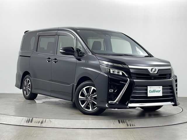 トヨタ ヴォクシー ZS 埼玉県 2017(平29)年 6.7万km ブラック 後席モニター　/アルパインナビ　/　AM/FM/CD/DVD/BT/フルセグ/バックカメラ　/クルーズコントロール　/両側パワースライドドア　/ビルトインＥＴＣ　/衝突軽減システム　/オートマティックハイビーム　/純正アルミホイール　/レーンキープアシスト/純正フロアマット/ロールサンシェード/ドアバイザー/フォグランプ