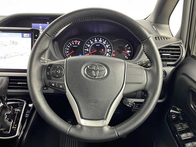 トヨタ ヴォクシー ZS 埼玉県 2017(平29)年 6.7万km ブラック 後席モニター　/アルパインナビ　/　AM/FM/CD/DVD/BT/フルセグ/バックカメラ　/クルーズコントロール　/両側パワースライドドア　/ビルトインＥＴＣ　/衝突軽減システム　/オートマティックハイビーム　/純正アルミホイール　/レーンキープアシスト/純正フロアマット/ロールサンシェード/ドアバイザー/フォグランプ