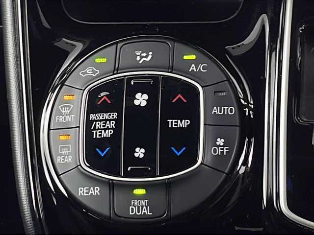 トヨタ ヴォクシー ZS 埼玉県 2017(平29)年 6.7万km ブラック 後席モニター　/アルパインナビ　/　AM/FM/CD/DVD/BT/フルセグ/バックカメラ　/クルーズコントロール　/両側パワースライドドア　/ビルトインＥＴＣ　/衝突軽減システム　/オートマティックハイビーム　/純正アルミホイール　/レーンキープアシスト/純正フロアマット/ロールサンシェード/ドアバイザー/フォグランプ