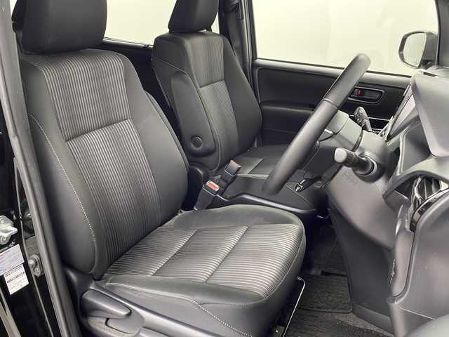 トヨタ ヴォクシー ZS 埼玉県 2017(平29)年 6.7万km ブラック 後席モニター　/アルパインナビ　/　AM/FM/CD/DVD/BT/フルセグ/バックカメラ　/クルーズコントロール　/両側パワースライドドア　/ビルトインＥＴＣ　/衝突軽減システム　/オートマティックハイビーム　/純正アルミホイール　/レーンキープアシスト/純正フロアマット/ロールサンシェード/ドアバイザー/フォグランプ