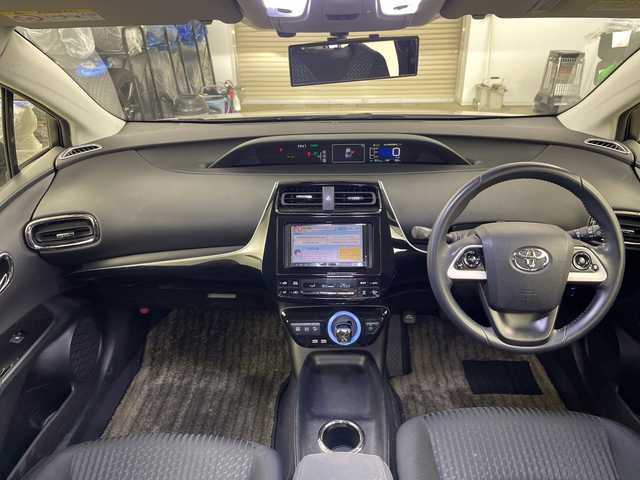 トヨタ プリウス S 道央・札幌 2017(平29)年 10.7万km シルバー ・4WD/寒冷地仕様/・トヨタセーフティーセンス/・プリクラッシュセーフティ/・社外ナビ  フルセグ/BT/CD/DVD/USB/・バックカメラ/・ステアリングスイッチ/・LEDオートライト/オートライト/・プッシュスタート/・スマートキー×2/・社外ETC/・社外フロアマット