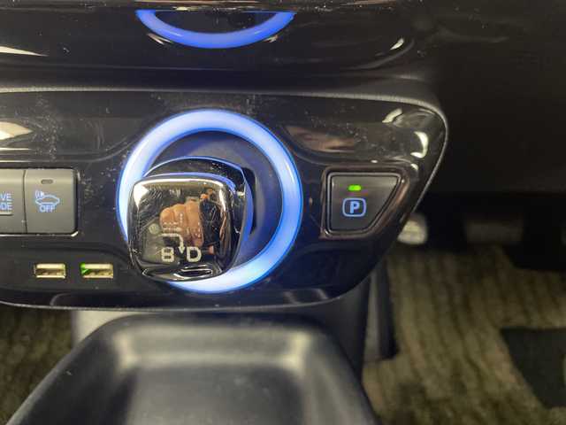 トヨタ プリウス S 道央・札幌 2017(平29)年 10.7万km シルバー ・4WD/寒冷地仕様/・トヨタセーフティーセンス/・プリクラッシュセーフティ/・社外ナビ  フルセグ/BT/CD/DVD/USB/・バックカメラ/・ステアリングスイッチ/・LEDオートライト/オートライト/・プッシュスタート/・スマートキー×2/・社外ETC/・社外フロアマット