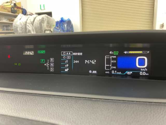 トヨタ プリウス S 道央・札幌 2017(平29)年 10.7万km シルバー ・4WD/寒冷地仕様/・トヨタセーフティーセンス/・プリクラッシュセーフティ/・社外ナビ  フルセグ/BT/CD/DVD/USB/・バックカメラ/・ステアリングスイッチ/・LEDオートライト/オートライト/・プッシュスタート/・スマートキー×2/・社外ETC/・社外フロアマット