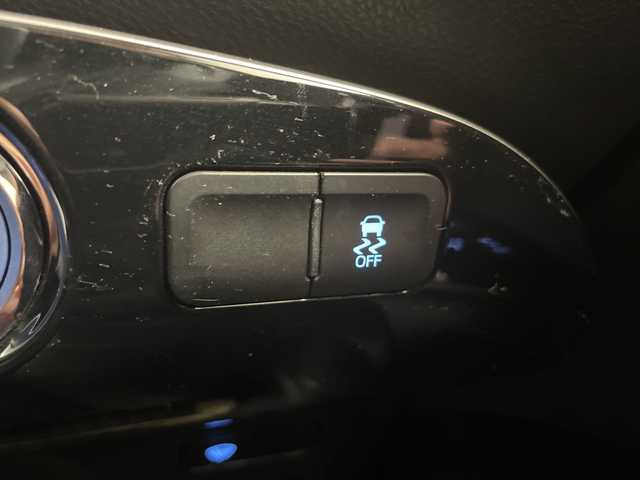 トヨタ プリウス S 道央・札幌 2017(平29)年 10.7万km シルバー ・4WD/寒冷地仕様/・トヨタセーフティーセンス/・プリクラッシュセーフティ/・社外ナビ  フルセグ/BT/CD/DVD/USB/・バックカメラ/・ステアリングスイッチ/・LEDオートライト/オートライト/・プッシュスタート/・スマートキー×2/・社外ETC/・社外フロアマット