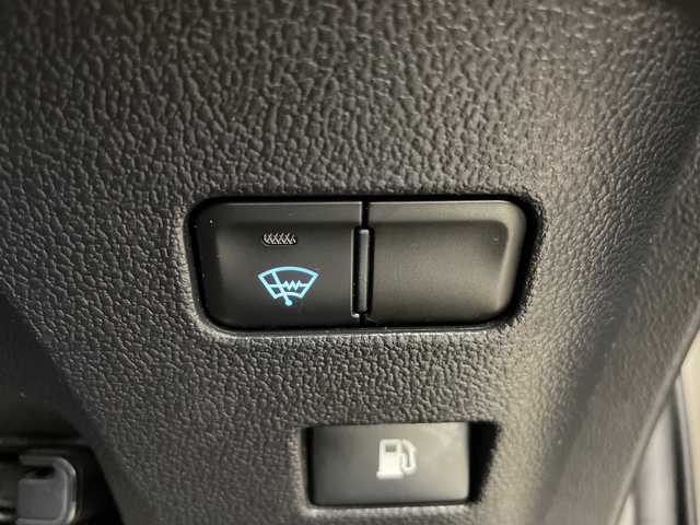 トヨタ プリウス S 道央・札幌 2017(平29)年 10.7万km シルバー ・4WD/寒冷地仕様/・トヨタセーフティーセンス/・プリクラッシュセーフティ/・社外ナビ  フルセグ/BT/CD/DVD/USB/・バックカメラ/・ステアリングスイッチ/・LEDオートライト/オートライト/・プッシュスタート/・スマートキー×2/・社外ETC/・社外フロアマット