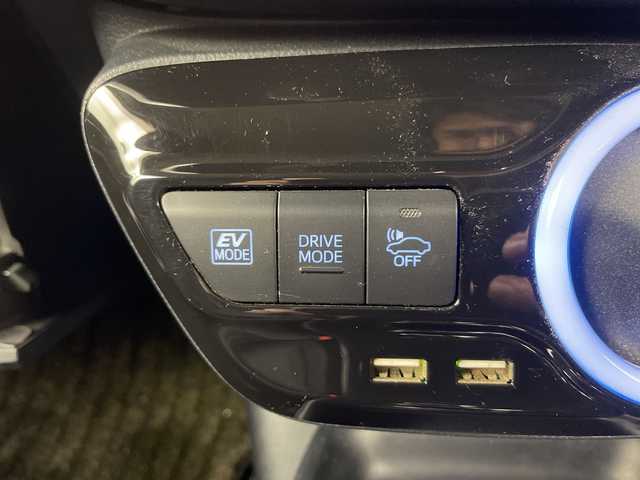 トヨタ プリウス S 道央・札幌 2017(平29)年 10.7万km シルバー ・4WD/寒冷地仕様/・トヨタセーフティーセンス/・プリクラッシュセーフティ/・社外ナビ  フルセグ/BT/CD/DVD/USB/・バックカメラ/・ステアリングスイッチ/・LEDオートライト/オートライト/・プッシュスタート/・スマートキー×2/・社外ETC/・社外フロアマット