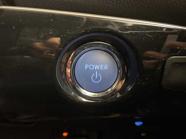 トヨタ プリウス S 道央・札幌 2017(平29)年 10.7万km シルバー ・4WD/寒冷地仕様/・トヨタセーフティーセンス/・プリクラッシュセーフティ/・社外ナビ  フルセグ/BT/CD/DVD/USB/・バックカメラ/・ステアリングスイッチ/・LEDオートライト/オートライト/・プッシュスタート/・スマートキー×2/・社外ETC/・社外フロアマット