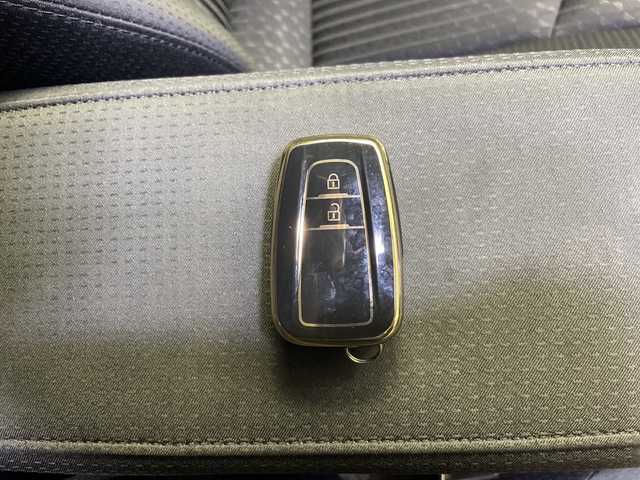 トヨタ プリウス S 道央・札幌 2017(平29)年 10.7万km シルバー ・4WD/寒冷地仕様/・トヨタセーフティーセンス/・プリクラッシュセーフティ/・社外ナビ  フルセグ/BT/CD/DVD/USB/・バックカメラ/・ステアリングスイッチ/・LEDオートライト/オートライト/・プッシュスタート/・スマートキー×2/・社外ETC/・社外フロアマット