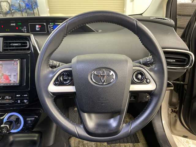 トヨタ プリウス S 道央・札幌 2017(平29)年 10.7万km シルバー ・4WD/寒冷地仕様/・トヨタセーフティーセンス/・プリクラッシュセーフティ/・社外ナビ  フルセグ/BT/CD/DVD/USB/・バックカメラ/・ステアリングスイッチ/・LEDオートライト/オートライト/・プッシュスタート/・スマートキー×2/・社外ETC/・社外フロアマット