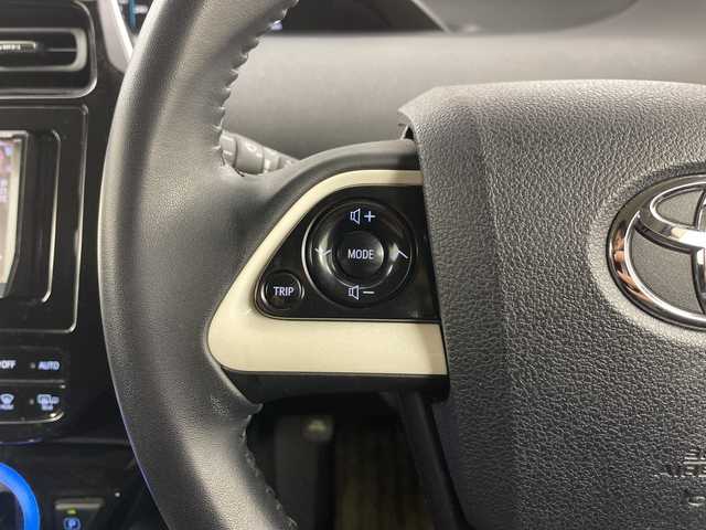 トヨタ プリウス S 道央・札幌 2017(平29)年 10.7万km シルバー ・4WD/寒冷地仕様/・トヨタセーフティーセンス/・プリクラッシュセーフティ/・社外ナビ  フルセグ/BT/CD/DVD/USB/・バックカメラ/・ステアリングスイッチ/・LEDオートライト/オートライト/・プッシュスタート/・スマートキー×2/・社外ETC/・社外フロアマット