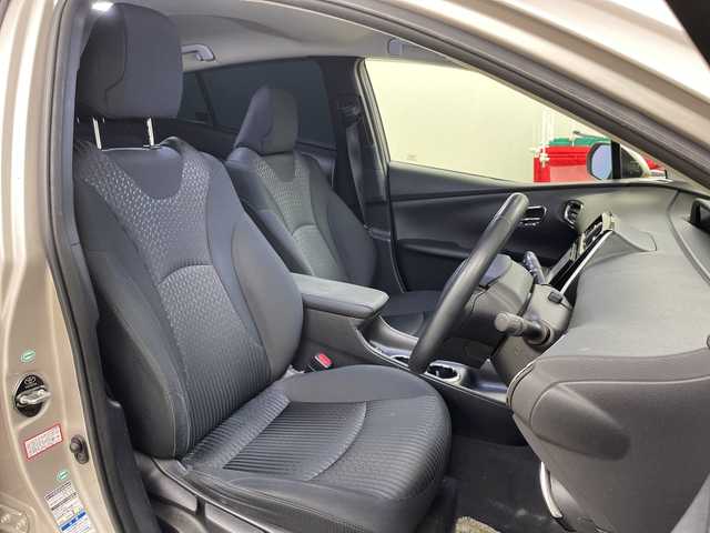 トヨタ プリウス S 道央・札幌 2017(平29)年 10.7万km シルバー ・4WD/寒冷地仕様/・トヨタセーフティーセンス/・プリクラッシュセーフティ/・社外ナビ  フルセグ/BT/CD/DVD/USB/・バックカメラ/・ステアリングスイッチ/・LEDオートライト/オートライト/・プッシュスタート/・スマートキー×2/・社外ETC/・社外フロアマット