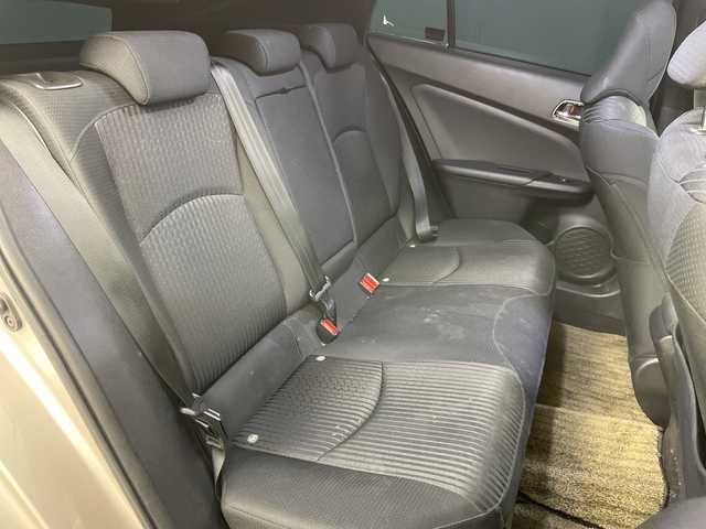 トヨタ プリウス S 道央・札幌 2017(平29)年 10.7万km シルバー ・4WD/寒冷地仕様/・トヨタセーフティーセンス/・プリクラッシュセーフティ/・社外ナビ  フルセグ/BT/CD/DVD/USB/・バックカメラ/・ステアリングスイッチ/・LEDオートライト/オートライト/・プッシュスタート/・スマートキー×2/・社外ETC/・社外フロアマット