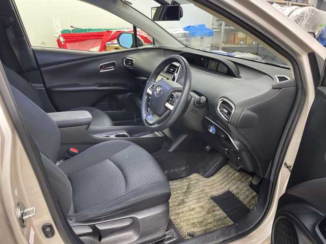 トヨタ プリウス S 道央・札幌 2017(平29)年 10.7万km シルバー ・4WD/寒冷地仕様/・トヨタセーフティーセンス/・プリクラッシュセーフティ/・社外ナビ  フルセグ/BT/CD/DVD/USB/・バックカメラ/・ステアリングスイッチ/・LEDオートライト/オートライト/・プッシュスタート/・スマートキー×2/・社外ETC/・社外フロアマット