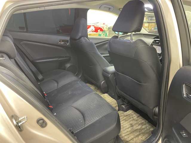 トヨタ プリウス S 道央・札幌 2017(平29)年 10.7万km シルバー ・4WD/寒冷地仕様/・トヨタセーフティーセンス/・プリクラッシュセーフティ/・社外ナビ  フルセグ/BT/CD/DVD/USB/・バックカメラ/・ステアリングスイッチ/・LEDオートライト/オートライト/・プッシュスタート/・スマートキー×2/・社外ETC/・社外フロアマット